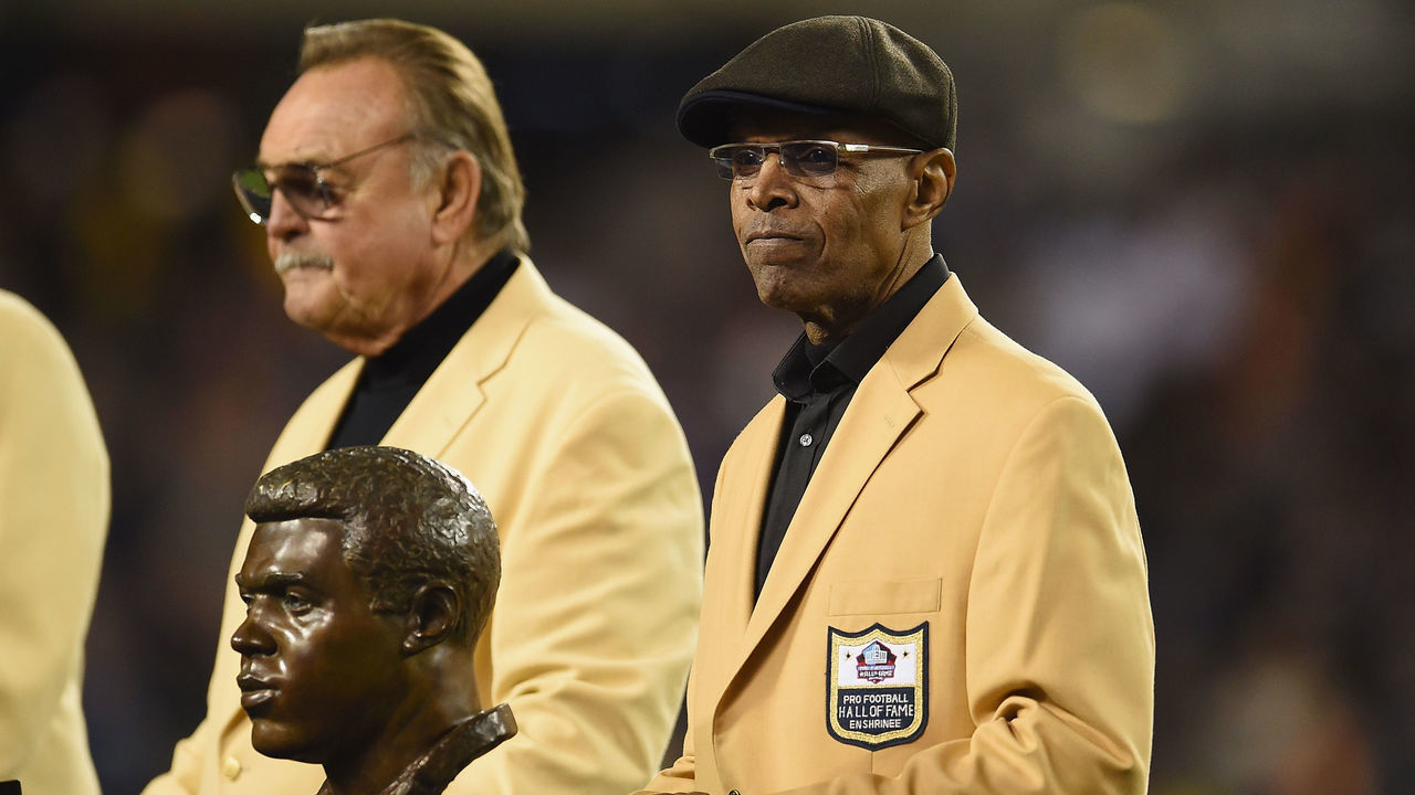 CHICAGO, IL - OCTOBER 31: Pro Football Hall of Fame member Gale Sayers is honored at halftime during the game between the Minnesota Vikings and the Chicago Bears at Soldier Field on October 31, 2016 in Chicago, Illinois.
