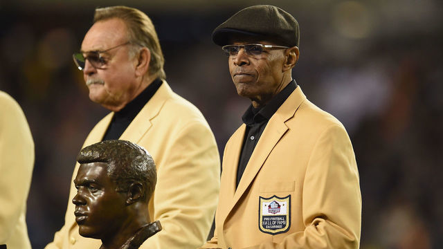 CHICAGO, IL - OCTOBER 31: Pro Football Hall of Fame member Gale Sayers is honored at halftime during the game between the Minnesota Vikings and the Chicago Bears at Soldier Field on October 31, 2016 in Chicago, Illinois.