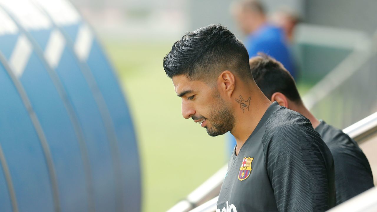 Barcelona's Uruguayan forward Luis Suarez arrives to take part in a training session at the Joan Gamper Sports City training ground in Barcelona on September 16, 2019 on the eve of the UEFA Champions League Group F football match between Borussia Dortmund and Barcelona.