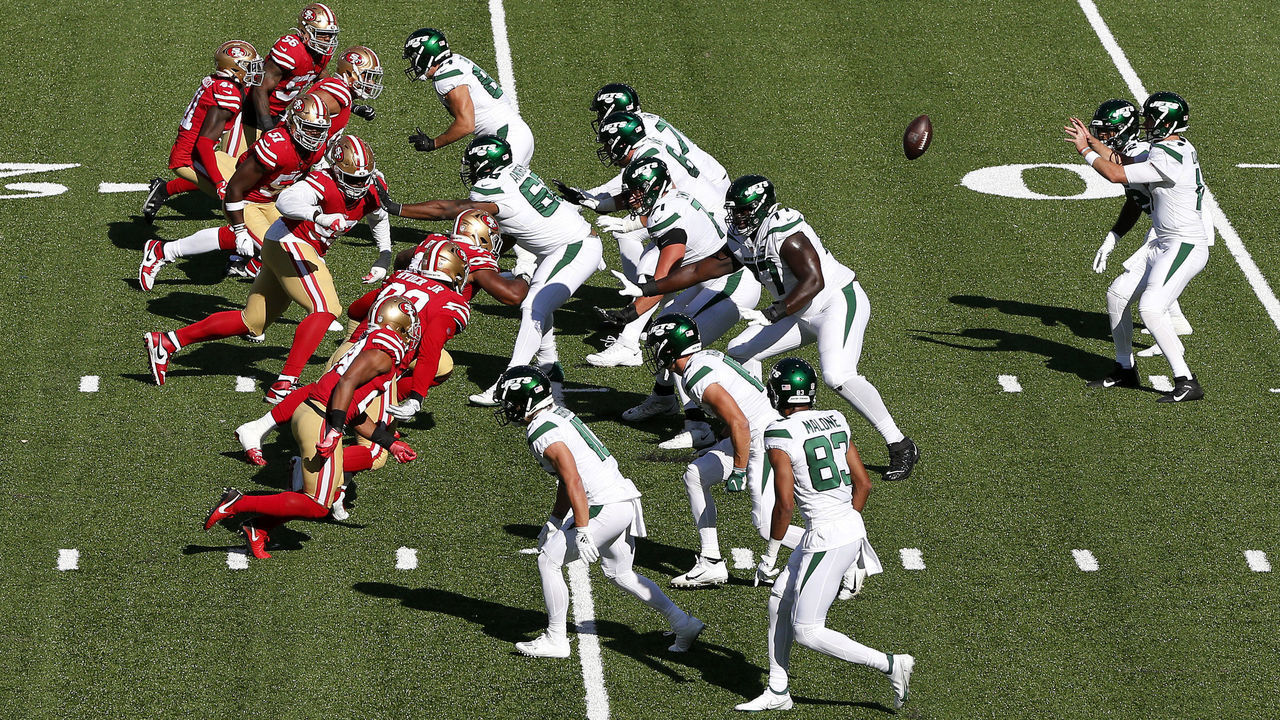 EAST RUTHERFORD, NEW JERSEY - SEPTEMBER 20: (NEW YORK DAILIES OUT) Sam Darnold #14 of the New York Jets takes the snap during a game against the San Francisco 49ers at MetLife Stadium on September 20, 2020 in East Rutherford, New Jersey. The 49ers defeated the Jets 31-13.
