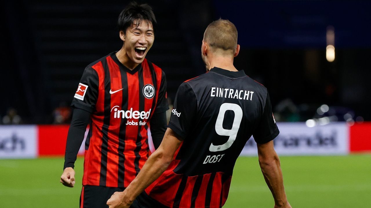 Frankfurt's Dutch forward Bas Dost (R) celebrates scoring the 0-2 goal with his team-mate Frankfurt's Japanese midfielder Daichi Kamada during the German first division Bundesliga football match Hertha Berlin v Eintracht Frenkfurt on September 25, 2020 in Berlin.