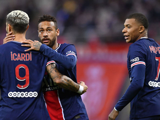 REIMS, FRANCE - SEPTEMBER 27: Neymar Jr of Paris Saint-Germain congratulates teammate Mauro Icardi after scoring during the Ligue 1 match between Stade Reims and Paris Saint-Germain at Stade Auguste Delaune on September 27, 2020 in Reims, France.
