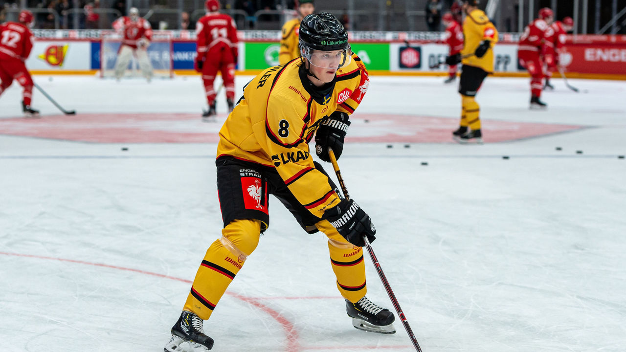 LAUSANNE, SWITZERLAND - DECEMBER 03: #8 Noel Gunler of Lulea HF warms up prior the Champions Hockey League match between Lausanne HC and Lulea HF at Vaudoise Arena on December 3, 2019 in Lausanne, Switzerland.