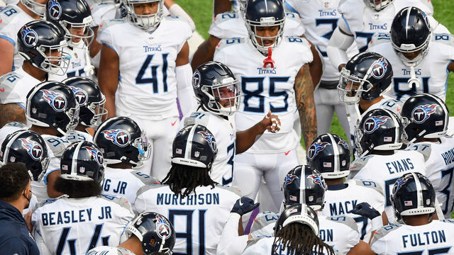 MINNEAPOLIS, MINNESOTA - SEPTEMBER 27: Kevin Byard #31 of the Tennessee Titans speaks to his teammates during warmups before the game against the Minnesota Vikings at U.S. Bank Stadium on September 27, 2020 in Minneapolis, Minnesota.