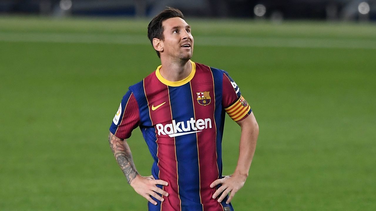 TOPSHOT - Barcelona's Argentinian forward Lionel Messi smiles during the Spanish league football match FC Barcelona against Villarreal CF at the Camp Nou stadium in Barcelona on September 27, 2020.
