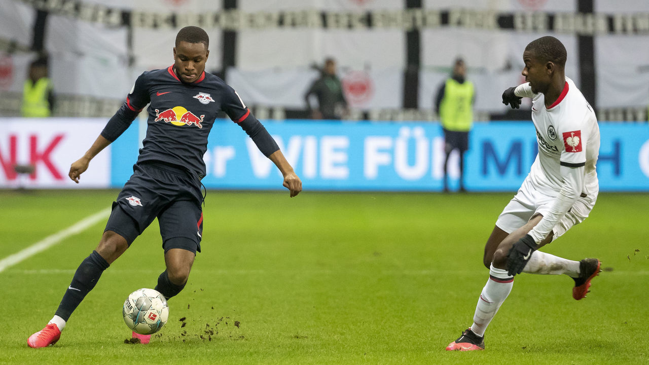 FRANKFURT AM MAIN, GERMANY - FEBRUARY 04: (BILD ZEITUNG OUT) Ademola Lookman of RB Leipzig and Evan NDicka of Eintracht Frankfurt during the DFB Cup round of sixteen match between Eintracht Frankfurt and RB Leipzig at Commerzbank Arena on February 4, 2020 in Frankfurt am Main, Germany.