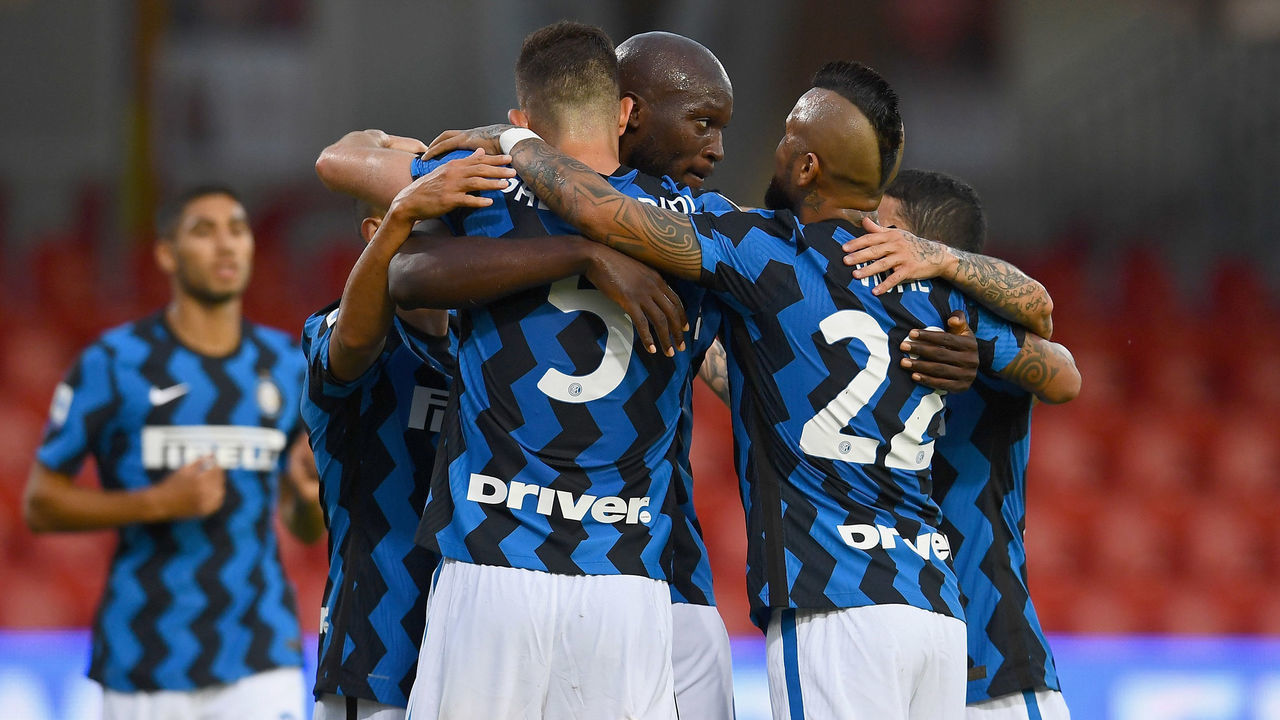 BENEVENTO, ITALY - SEPTEMBER 30: Romelu Lukaku of FC Internazionale celebrates with team mates after scoring the third goal during the Serie A match between Benevento Calcio and FC Internazionale at Stadio Ciro Vigorito on September 30, 2020 in Benevento, Italy.