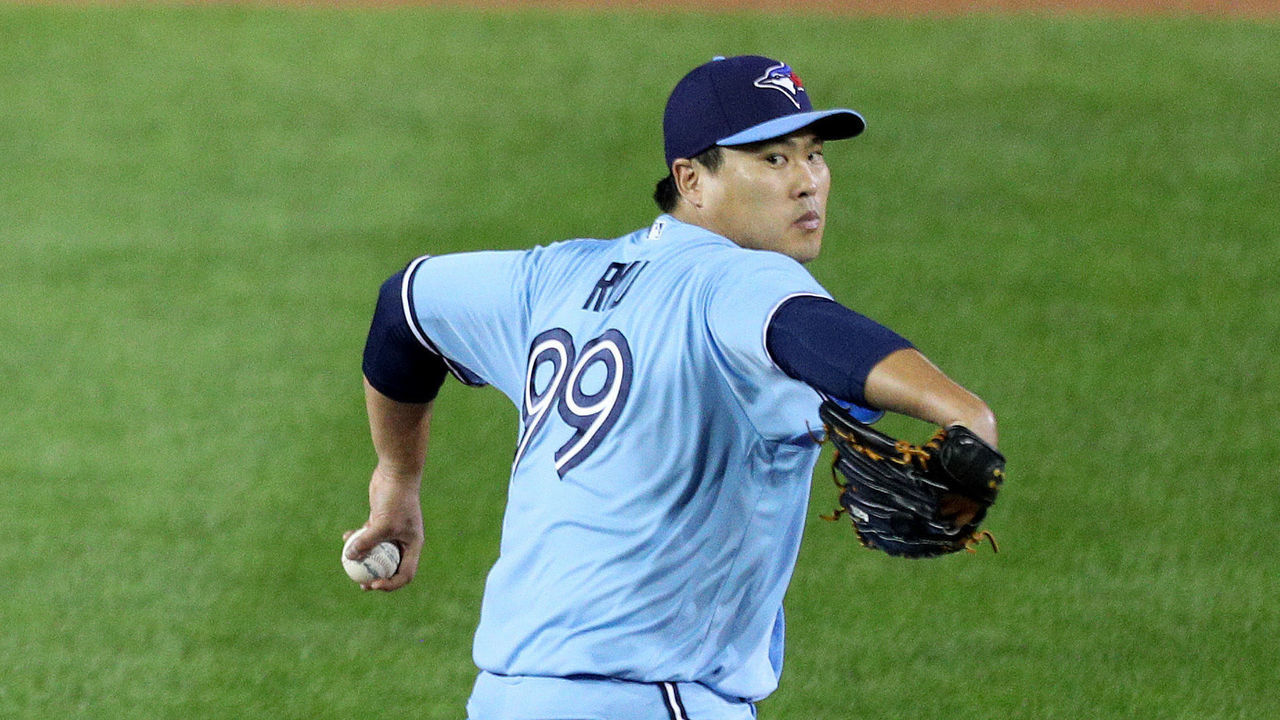 BUFFALO, NEW YORK - SEPTEMBER 07: Hyun-Jin Ryu #99 of the Toronto Blue Jays pitches during the fifth inning against the New York Yankees at Sahlen Field on September 07, 2020 in Buffalo, New York. The Blue Jays are the home team and are playing their home games in Buffalo due to the Canadian government’s policy on coronavirus (COVID-19).