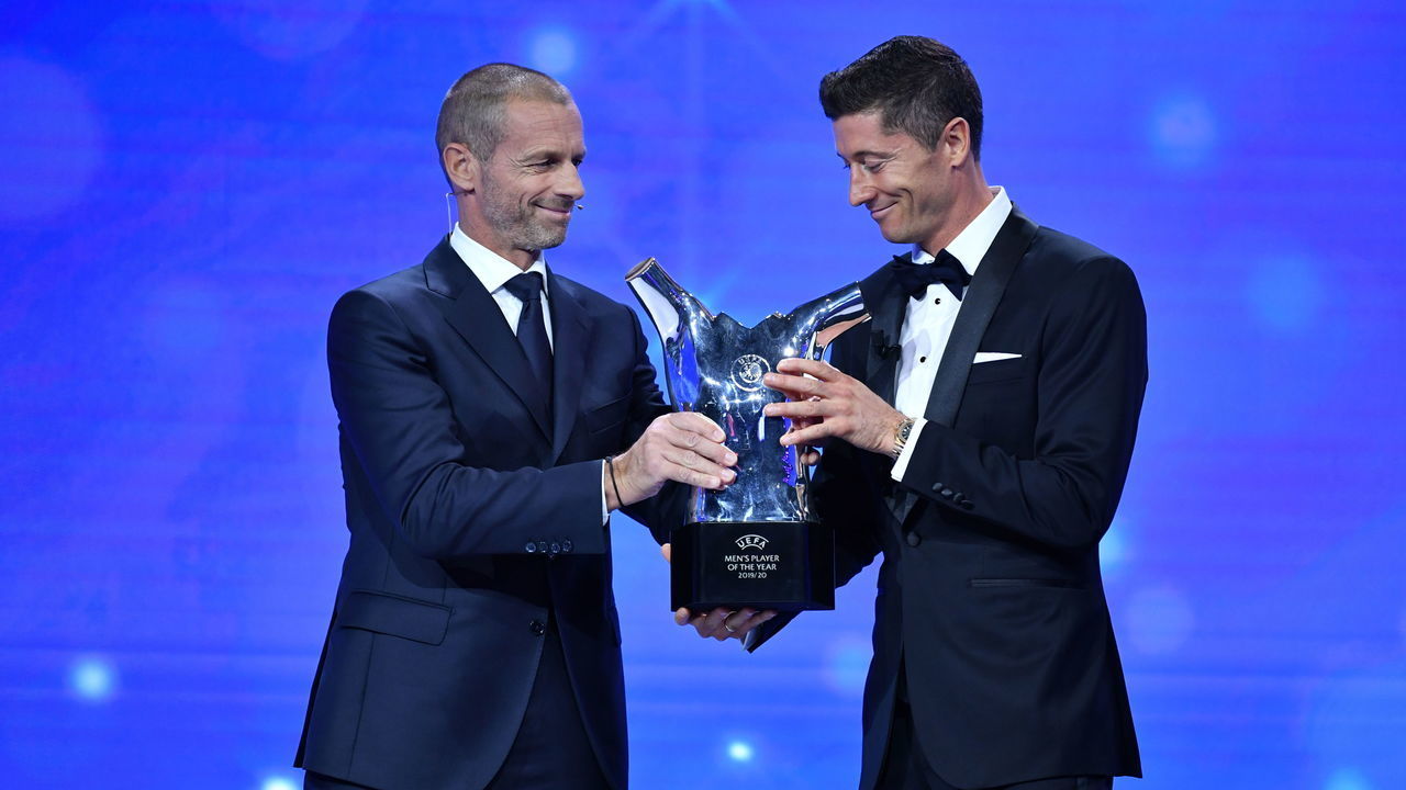 GENEVA, SWITZERLAND - OCTOBER 01: UEFA President Aleksander Ceferin presents the award for UEFA Best Player in Europe to Robert Lewandowski of FC Bayern Munich during the UEFA Champions League Group Stage Draw at the RTS studios on October 01, 2020, in Geneva, Switzerland
