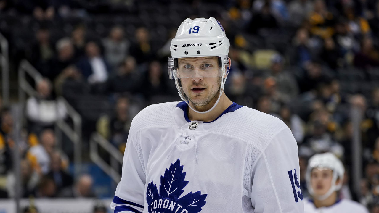 PITTSBURGH, PA - FEBRUARY 18: Toronto Maple Leafs Center Jason Spezza (19) looks on during the third period in the NHL game between the Pittsburgh Penguins and the Toronto Maple Leafs on February 18, 2020, at PPG Paints Arena in Pittsburgh, PA.