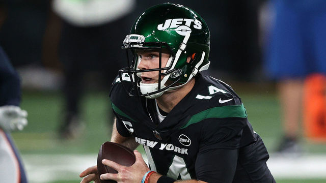 EAST RUTHERFORD, NEW JERSEY - OCTOBER 01: Sam Darnold #14 of the New York Jets scrambles against Bradley Chubb #55 of the Denver Broncos during the first quarter at MetLife Stadium on October 01, 2020 in East Rutherford, New Jersey.