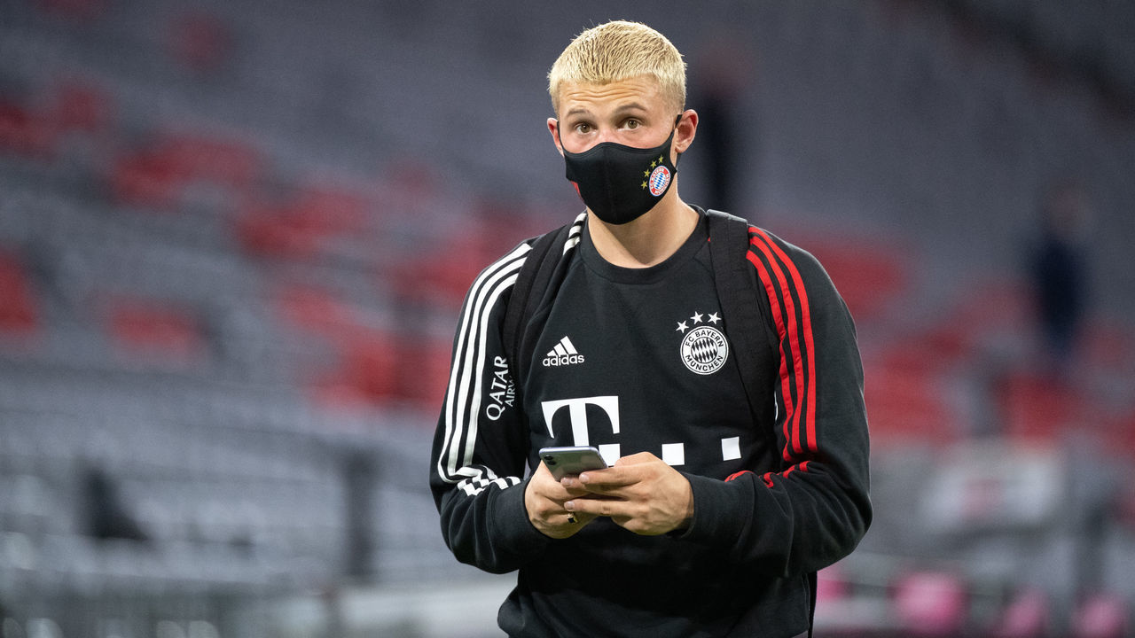 18 September 2020, Bavaria, Munich: Football: Bundesliga, Bayern Munich - FC Schalke 04, 1st matchday in the Allianz Arena. Michael Cuisance from FC Bayern Munich leaves the stadium after the match. Photo: Matthias Balk/dpa - IMPORTANT NOTE: In accordance with the regulations of the DFL Deutsche Fußball Liga and the DFB Deutscher Fußball-Bund, it is prohibited to exploit or have exploited in the stadium and/or from the game taken photographs in the form of sequence images and/or video-like photo series.