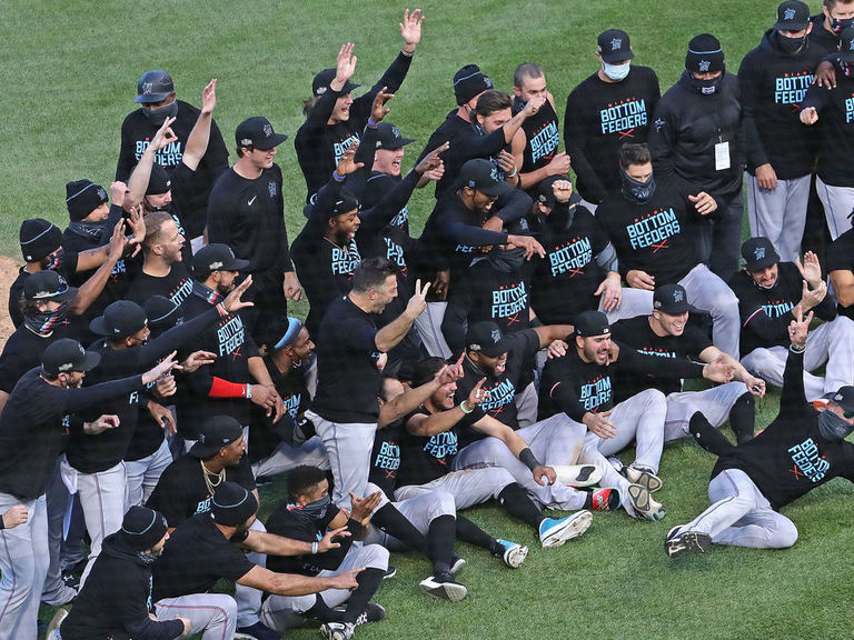 Marlins upset Cubs to advance to NLDS vs. Braves