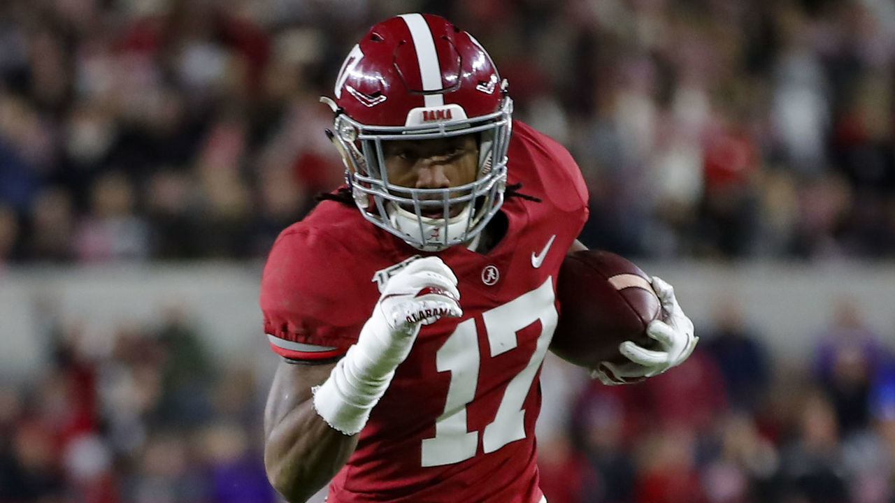 TUSCALOOSA, AL - NOVEMBER 09: Jaylen Waddle #17 of the Alabama Crimson Tide rushes after the reception during the second half against the LSU Tigers at Bryant-Denny Stadium on November 9, 2019 in Tuscaloosa, Alabama.