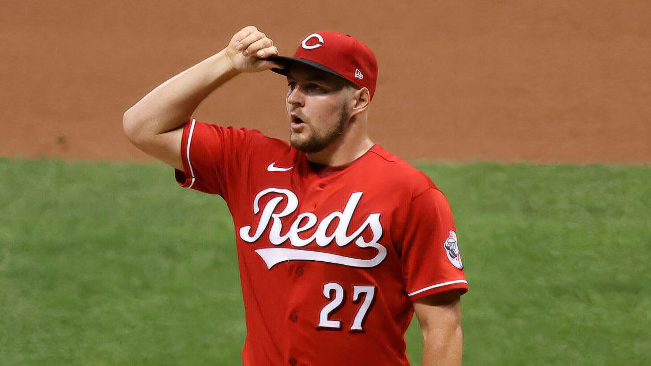 MILWAUKEE, WISCONSIN - AUGUST 24: Trevor Bauer #27 of the Cincinnati Reds pitches in the sixth inning against the Milwaukee Brewers at Miller Park on August 24, 2020 in Milwaukee, Wisconsin.