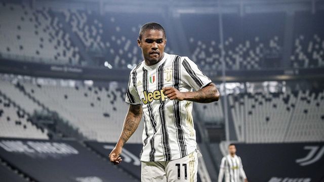 TURIN, ITALY - SEPTEMBER 20: Douglas Costa of Juventus in action during the Serie A match between Juventus and UC Sampdoria at Allianz Stadium on September 20, 2020 in Turin, Italy.