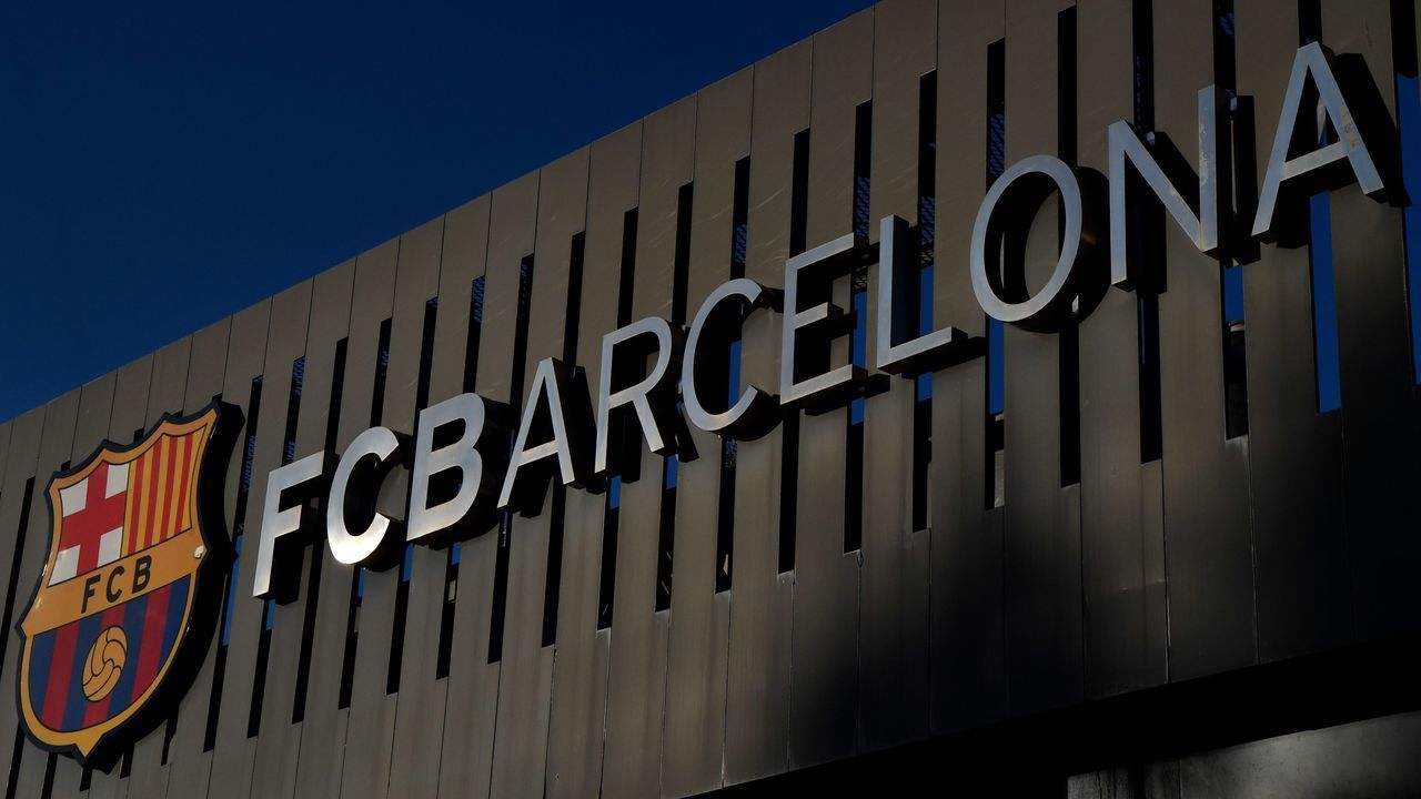 TOPSHOT - Picture shows a exterior view of the Camp Nou stadium in Barcelona on September 4, 2020. - Lionel Messi confirmed today he will stay at Barcelona, insisting he could never go to court against "the club of his life". Messi released a statement at 6pm CET, saying "I would never go to court against Barca because it is the club that I love, that gave me everything since I arrived, it is the club of my life, I have made my life here."
