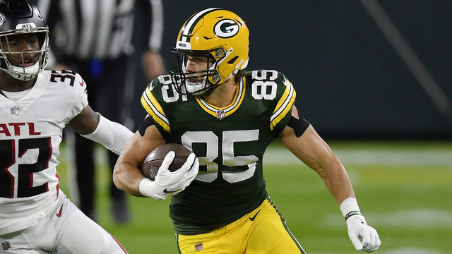 GREEN BAY, WISCONSIN - OCTOBER 05: Robert Tonyan #85 of the Green Bay Packers runs with the football against Jaylinn Hawkins #32 of the Atlanta Falcons in the first half at Lambeau Field on October 05, 2020 in Green Bay, Wisconsin.