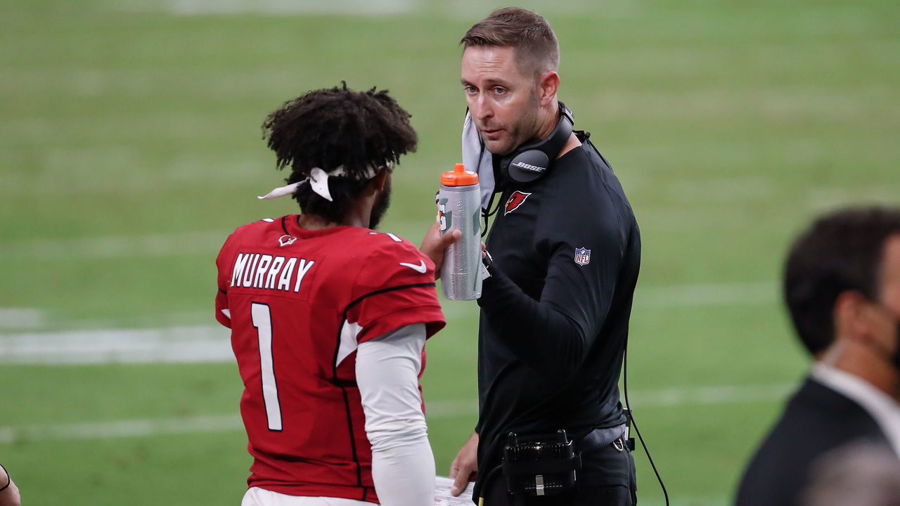 GLENDALE, AZ - SEPTEMBER 20: Arizona Cardinals head coach Kliff Kingsbury fist bumps Arizona Cardinals quarterback Kyler Murray (1) during the NFL football game between the Washington Football Team and the Arizona Cardinals on September 20, 2020 at State Farm Stadium in Glendale, Arizona.