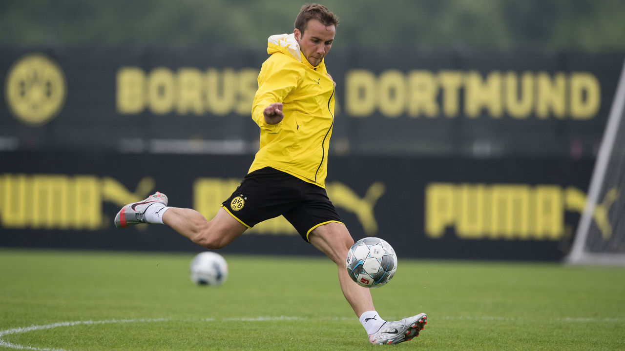 DORTMUND, GERMANY - JUNE 04: Mario Goetze of Borussia Dortmund plays the ball during a training session of Borussia Dortmund on June 04, 2020 in Dortmund, Germany.
