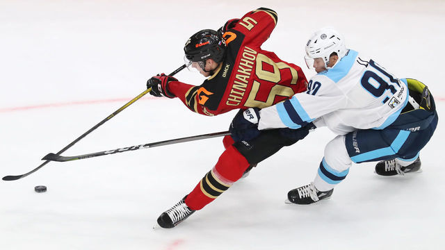 MOSCOW REGION, RUSSIA - SEPTEMBER 3, 2020: Avangard's Yegor Chinakhov (L) and Sibir's Oleg Li fight for the puck in their 2020/21 KHL Regular Season ice hockey match at Arena Balashikha. Anton Novoderezhkin/TASS