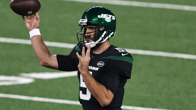 EAST RUTHERFORD, NEW JERSEY - OCTOBER 01: Joe Flacco #5 of the New York Jets throws against the Denver Broncos during the first quarter at MetLife Stadium on October 01, 2020 in East Rutherford, New Jersey.
