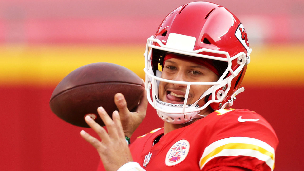 KANSAS CITY, MISSOURI - OCTOBER 05: Patrick Mahomes #15 of the Kansas City Chiefs warms up before the game against the New England Patriots at Arrowhead Stadium on October 05, 2020 in Kansas City, Missouri.