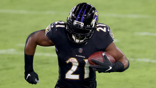BALTIMORE, MARYLAND - SEPTEMBER 28: Running back Mark Ingram #21 of the Baltimore Ravens carries the ball against the Kansas City Chiefs at M&T Bank Stadium on September 28, 2020 in Baltimore, Maryland.