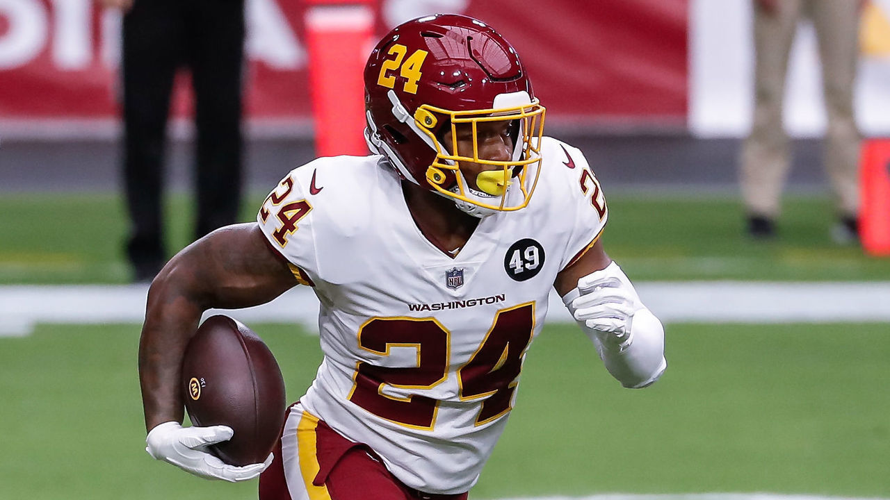 GLENDALE, AZ - SEPTEMBER 20: Washington Football Team running back Antonio Gibson (24) runs the ball during the NFL football game between the Washington Football Team and the Arizona Cardinals on September 20, 2020 at State Farm Stadium in Glendale, Arizona.