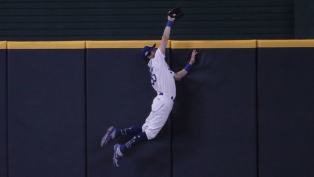 Arlington, Texas, Wednesday, October 7, 2020. Los Angeles Dodgers center fielder Cody Bellinger (35) robs Fernando Tatis Jr. of a seventh inning homer in game two of the NLDS at Globe Life Field. (Robert Gauthier/ Los Angeles Times via Getty Images)