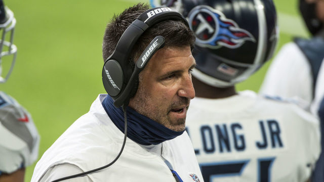 MINNEAPOLIS, MN - SEPTEMBER 27: Tennessee Titans head coach Mike Vrabel speaks with his players on the sidelines in the second quarter of the game against the Minnesota Vikings at U.S. Bank Stadium on September 27, 2020 in Minneapolis, Minnesota.