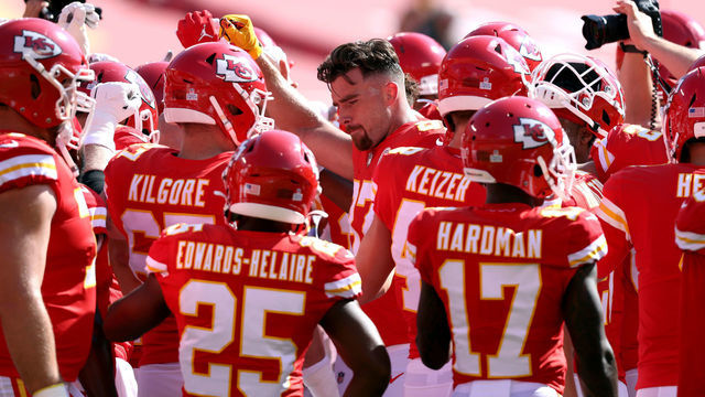 KANSAS CITY, MISSOURI - OCTOBER 11: Travis Kelce #87 of the Kansas City Chiefs huddles with his team prior to the game against the Las Vegas Raiders at Arrowhead Stadium on October 11, 2020 in Kansas City, Missouri.