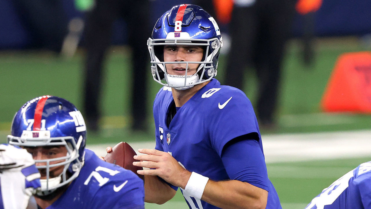 ARLINGTON, TEXAS - OCTOBER 11: Daniel Jones #8 of the New York Giants looks to pass against the Dallas Cowboys during the second quarter at AT&T Stadium on October 11, 2020 in Arlington, Texas.
