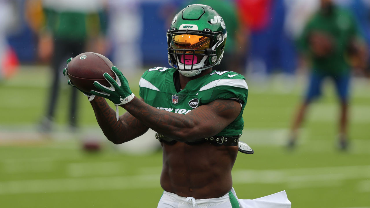 ORCHARD PARK, NY - SEPTEMBER 13: Le'Veon Bell #26 of the New York Jets makes a catch before a game against the Buffalo Bills at Bills Stadium on September 13, 2020 in Orchard Park, New York. Bills beat the Jets 27 to 17.