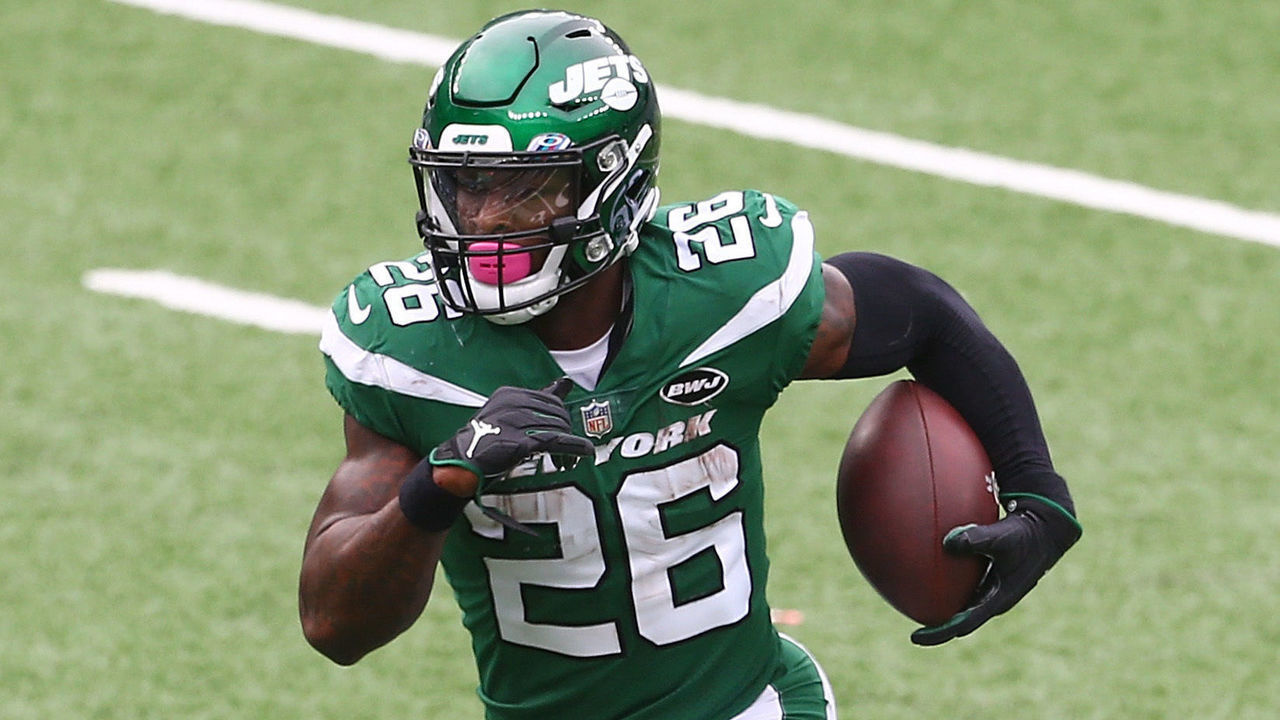 EAST RUTHERFORD, NEW JERSEY - OCTOBER 11: Le'Veon Bell #26 of the New York Jets runs with the ball against the Arizona Cardinals at MetLife Stadium on October 11, 2020 in East Rutherford, New Jersey. Arizona Cardinals defeated the New York Jets 30-10.