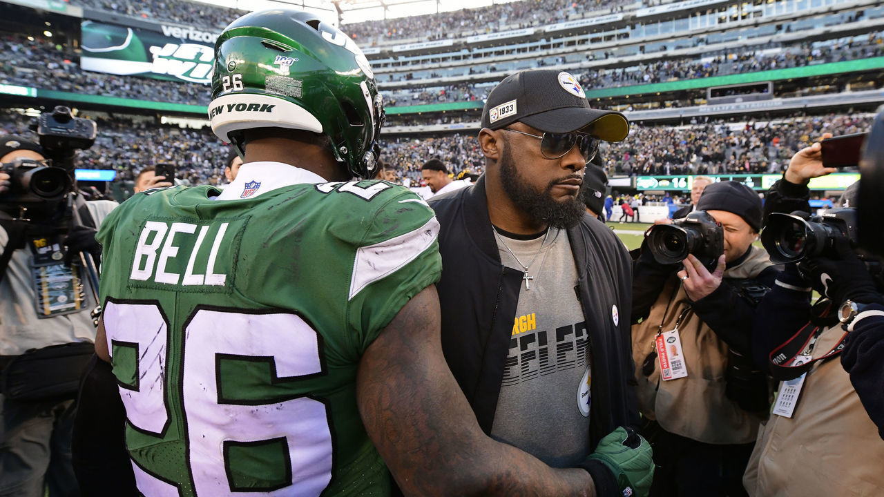 EAST RUTHERFORD, NEW JERSEY - DECEMBER 22: Head coach Mike Tomlin of the Pittsburgh Steelers embraces Le'Veon Bell #26 of the New York Jets following the game at MetLife Stadium on December 22, 2019 in East Rutherford, New Jersey.