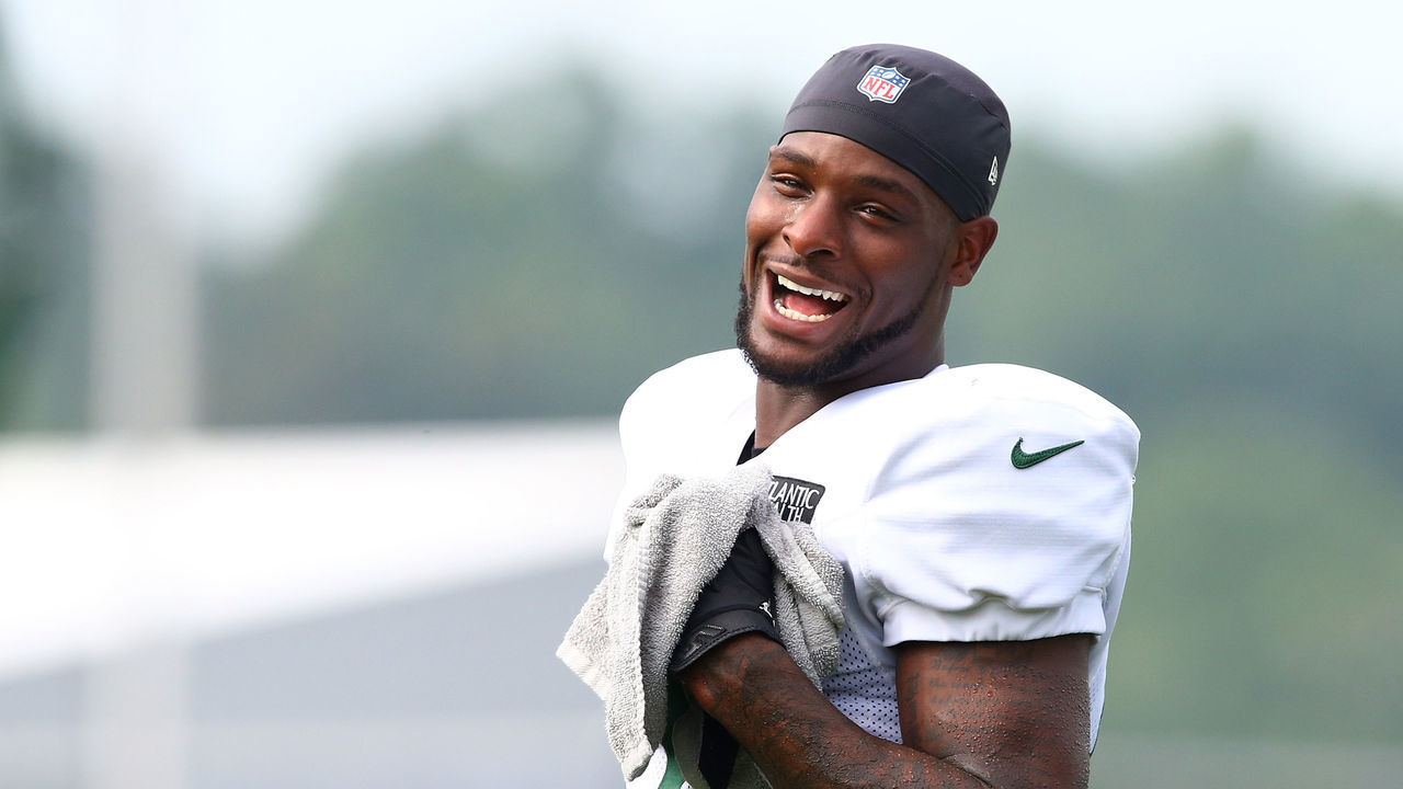 FLORHAM PARK, NEW JERSEY - AUGUST 23: Le'Veon Bell #26 of the New York Jets looks on at Atlantic Health Jets Training Center on August 23, 2020 in Florham Park, New Jersey.