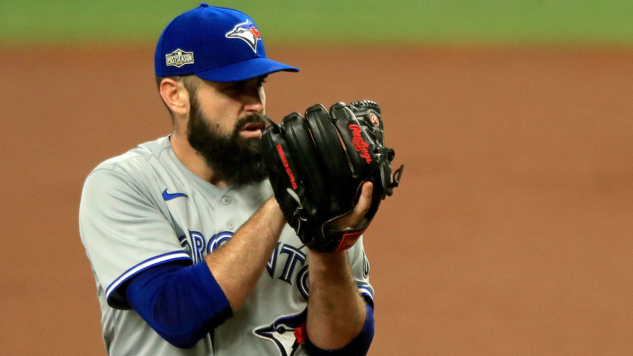 ST PETERSBURG, FLORIDA - SEPTEMBER 29: Matt Shoemaker #34 of the Toronto Blue Jays pitches during the Wild Card Round Game One against the Tampa Bay Rays at Tropicana Field on September 29, 2020 in St Petersburg, Florida.