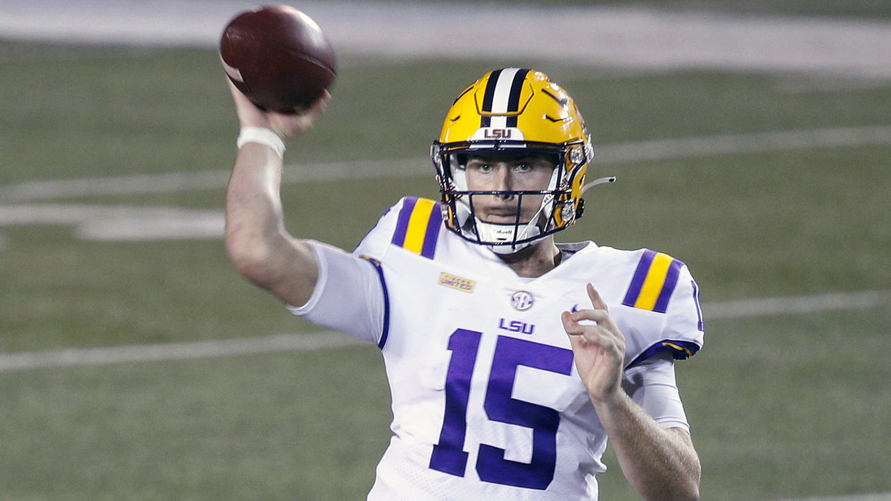 NASHVILLE, TENNESSEE - OCTOBER 03: Quarterback Myles Brennan #15 of the LSU Tigers plays against the Vanderbilt Commodores at Vanderbilt Stadium on October 03, 2020 in Nashville, Tennessee.