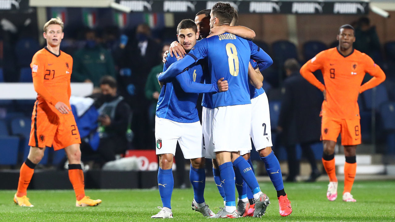 BERGAMO, ITALY - OCTOBER 14: Lorenzo Pellegrini of Italy celebrates with team-mates after scoring the opening goal during the UEFA Nations League group stage match between Italy and Netherlands at Stadio Atleti Azzurri d'Italia on October 14, 2020 in Bergamo, Italy.