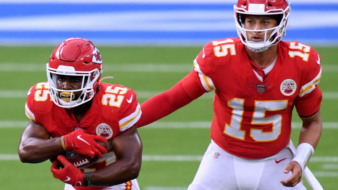 INGLEWOOD, CALIFORNIA - SEPTEMBER 20: Patrick Mahomes #15 of the Kansas City Chiefs hands off to Clyde Edwards-Helaire #25 during a 23-20 win over the Los Angeles Chargers at SoFi Stadium on September 20, 2020 in Inglewood, California.