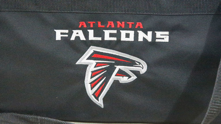 Falcons' social media post of throwback logo causes stir | theScore