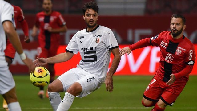 Rennes' French forward Martin Terrier (L) fights for the ball with Dijon's French midefielder Frederic Sammaritano (R) during the French L1 football match between Dijon (DFCO) and Rennes (MHSC) on October 16, 2020, at the Gaston Gerard stadium in Dijon.
