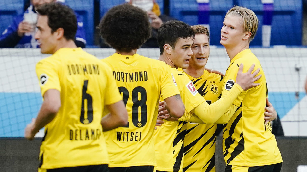 17 October 2020, Baden-Wuerttemberg, Sinsheim: Football: Bundesliga, TSG 1899 Hoffenheim - Borussia Dortmund, 4th matchday, PreZero-Arena. Dortmund's goal scorer Marco Reus (2nd from right) cheers with teammates for the goal of 0:1. Photo: Uwe Anspach/dpa - IMPORTANT NOTE: In accordance with the regulations of the DFL Deutsche Fußball Liga and the DFB Deutscher Fußball-Bund, it is prohibited to exploit or have exploited in the stadium and/or from the game taken photographs in the form of sequence images and/or video-like photo series.