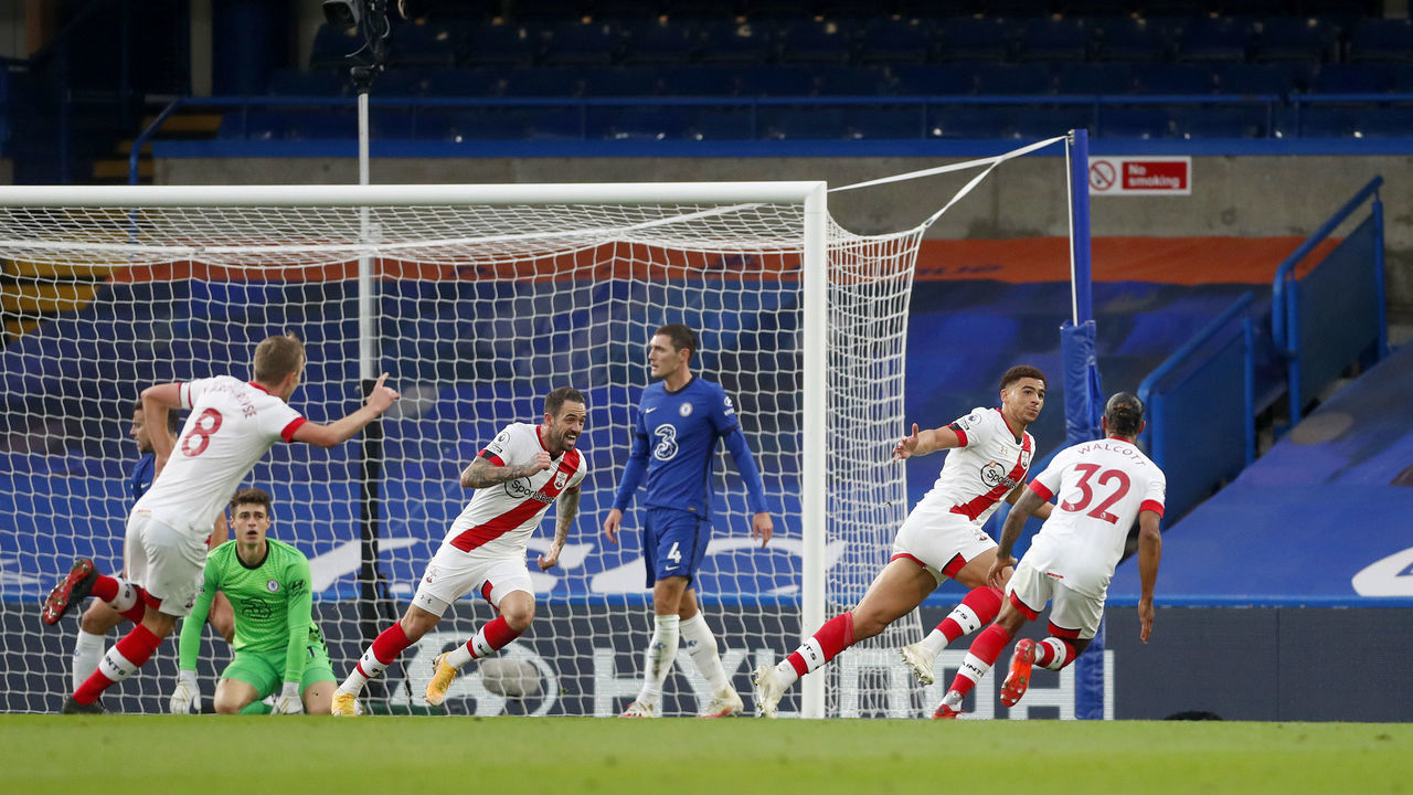 LONDON, ENGLAND - OCTOBER 17: Che Adams of Southampton celebrates after scoring his team's second goal during the Premier League match between Chelsea and Southampton at Stamford Bridge on October 17, 2020 in London, England. Sporting stadiums around the UK remain under strict restrictions due to the Coronavirus Pandemic as Government social distancing laws prohibit fans inside venues resulting in games being played behind closed doors.
