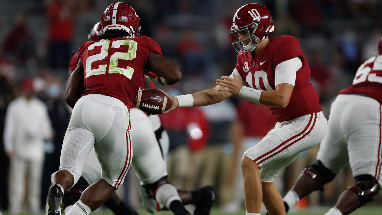TUSCALOOSA, AL - OCTOBER 17: Mac Jones #10 hands the ball off to Najee Harris #22 of the Alabama Crimson Tide in the first half against the Georgia Bulldogs at Bryant-Denny Stadium on October 17, 2020 in Tuscaloosa, Alabama.