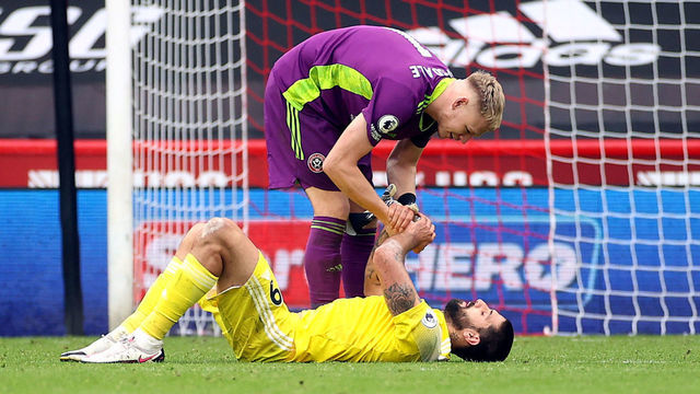 Fulhams Aleksandar Mitrovic is greeted by Sheffield United goalkeeper Aaron Ramsdale after during the Premier League match at Bramall Lane, Sheffield.