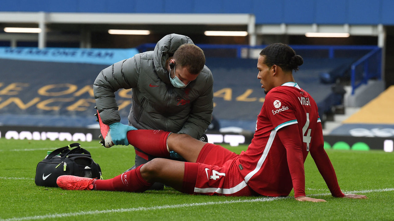 LIVERPOOL, ENGLAND - OCTOBER 17: (THE SUN OUT, THE SUN ON SUNDAY OUT )Virgil van Dijk of Liverpool collides with Everton's goalkeeper Jordan Pickford during the Premier League match between Everton and Liverpool at Goodison Park on October 17, 2020 in Liverpool, England. Sporting stadiums around the UK remain under strict restrictions due to the Coronavirus Pandemic as Government social distancing laws prohibit fans inside venues resulting in games being played behind closed doors.