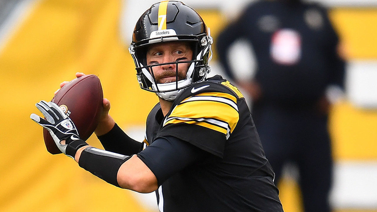 PITTSBURGH, PENNSYLVANIA - OCTOBER 18: Ben Roethlisberger #7 of the Pittsburgh Steelers looks to pass against the Cleveland Browns during their NFL game at Heinz Field on October 18, 2020 in Pittsburgh, Pennsylvania.