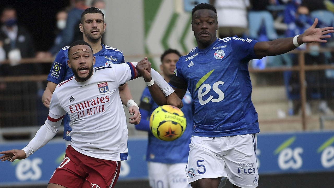 Lyon's Dutch forward Memphis Depay (L) challenges Strasbourg's Ivorian defender Lamine Kone during the French L1 football match between Racing Club Strasbourg Alsace and Olympique Lyonnais at the Meinau stadium in Strasbourg, eastern France on Ocotber 18, 2020.